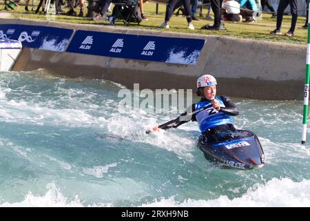 Tereza Kneblova aus Tschechien nimmt an den Frauen-C1-Weltmeisterschaften im Canoe Slalom Teil, die im Lee Valley White Water Centre ausgetragen werden. Stockfoto