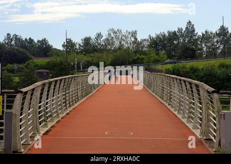 Pont y Werin. Fahrrad- und Fußbrücke über den Fluss Ely, Überquerung von Cardiff nach Penarth, Cardiff, im September 2023 Stockfoto