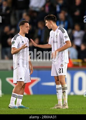 BRÜGGE - (l-r) Amir Hadziahmetovic von Besiktas JK, Demir Tiknaz von Besiktas JK während des Spiels der Gruppe D der UEFA Conference League zwischen dem Club Brügge und dem Besiktas JK im Jan Breydel Stadion am 21. September 2023 in Brügge, Belgien. ANP | Hollandse Hoogte | GERRIT VAN COLOGNE Stockfoto