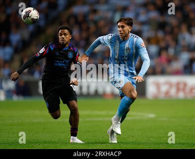 Josh Koroma von Huddersfield Town (links) und Luis Binks von Coventry City kämpfen beim Sky Bet Championship Match in der Coventry Building Society Arena in Coventry um den Ball. Bilddatum: Montag, 25. September 2023. Stockfoto