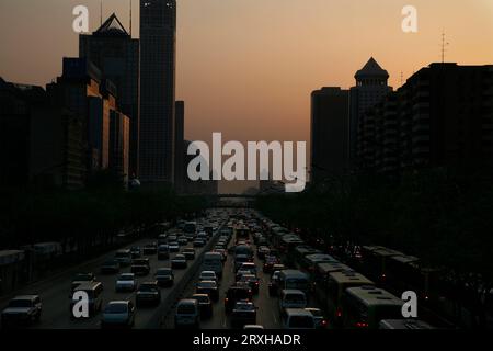 Straßenszenen von Peking in der Dämmerung; Peking, China Stockfoto