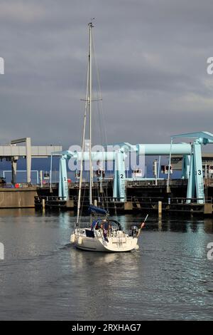 Segelboot mit Motorantrieb Richtung Cardiff Schleusen Sie die Tore in den Bristol Channel. Cardiff Bay, Aufgenommen Im September 2023. Stockfoto