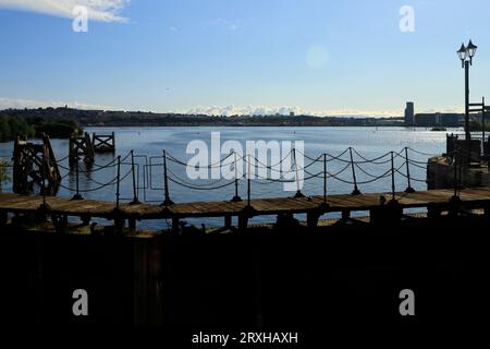 Stillgelegter Holzsteg mit Kettenzäunen an einem alten Schleusentor, das vom Roath Basin in die Cardiff Bay führt. Alte Cardiff Docks. Cardiff Bay, September 2023 Stockfoto