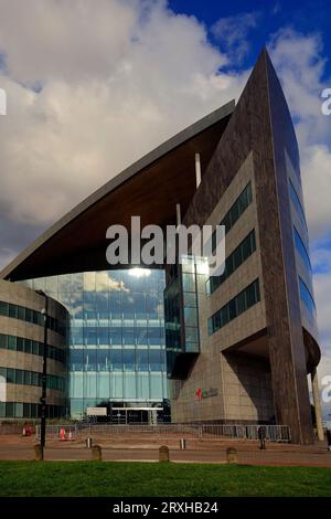 Atradius Insurance Building, Cardiff Bay gegen blau/bewölkten Himmel, am 2023. September Stockfoto