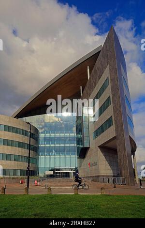 Atradius Insurance Building, Cardiff Bay gegen blau/bewölkten Himmel, am 2023. September Stockfoto