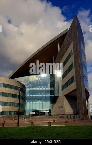 Atradius Insurance Building, Cardiff Bay gegen blau/bewölkten Himmel, am 2023. September Stockfoto