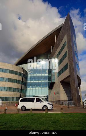 Atradius Insurance Building, Cardiff Bay gegen blau/bewölkten Himmel, am 2023. September Stockfoto