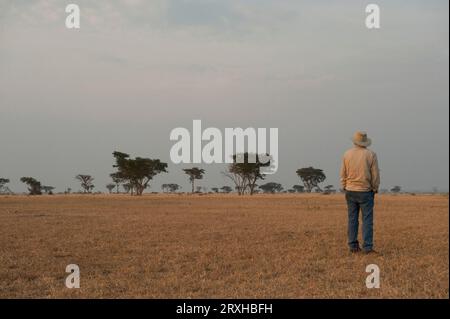 Man steht allein und bewundert die Landschaft im Queen Elizabeth National Park in Uganda, Afrika; Uganda Stockfoto