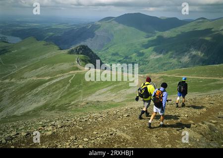 Wanderer auf einem Wanderweg hoch oben auf dem Mount Snowdon; Wales Stockfoto