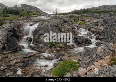 Malerische Aussicht auf einen der vielen Katarakte entlang des Weges an den International Falls, der in British Columbia liegt und zwischen dem Yukon, British... Stockfoto