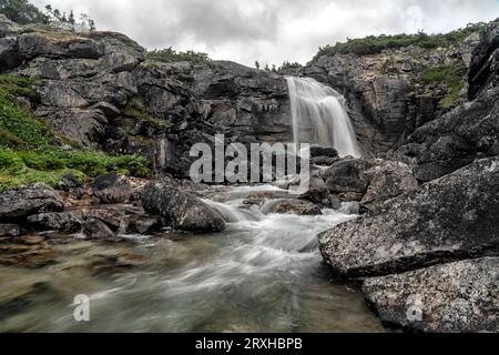 Malerische Aussicht auf einen der vielen Katarakte entlang des Weges an den International Falls, der in British Columbia liegt und zwischen dem Yukon, British... Stockfoto