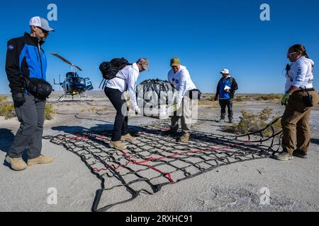 Dugway, Vereinigte Staaten Von Amerika. September 2023. Dugway, Vereinigte Staaten von Amerika. 24. September 2023. Bergeteams sichern die Kapsel mit Asteroidenproben der NASA-Mission OSIRIS-REX nach der Landung auf der Utah Test and Training Range am 24. September 2023 in Dugway, Utah. Die Probe wurde im Oktober 2020 von dem Asteroiden Bennu mit dem OSIRIS-REX-Raumschiff entnommen und kehrte während eines Fluges zur Erde zurück. Quelle: Keegan Barber/NASA/Alamy Live News Stockfoto