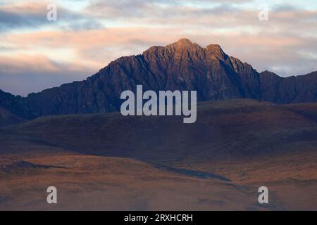 Nach einem warmen Yukon-Sommer kriecht der Herbst langsam ein. Die Berge sind mit Sturmlicht beleuchtet und schaffen eine dynamische Landschaft; Yukon, Kanada Stockfoto