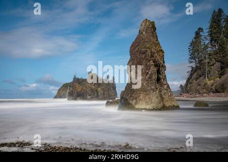 Malerische felsige Pazifikküste am Ruby Beach im Olympic National Park; Washington, Vereinigte Staaten von Amerika Stockfoto