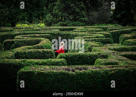 Frau im Labyrinth, VanDusen Gardens, Vancouver, British Columbia, Kanada Stockfoto