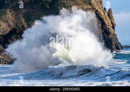 Tosende Wellen gegen die Klippen am Waikiki Beach, Cape Disappointment an der Mündung des Columbia River im Südwesten Washingtons Stockfoto