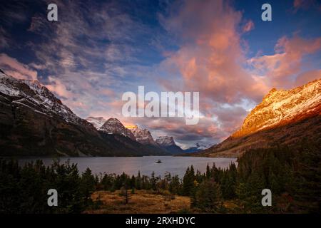 Gletscher umgeben den Saint Mary Lake im Glacier National Park, Montana, USA; Montana, USA Stockfoto