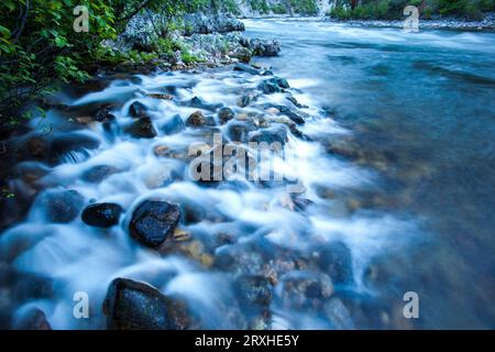 Mittelgabel des Salmon River, der über eine felsige Küste fließt; Idaho, Vereinigte Staaten von Amerika Stockfoto