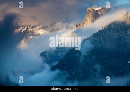 Blick auf Half Dome vom Tunnel View Overlook an einem kalten Tag im Yosemite National Park; Kalifornien, USA Stockfoto