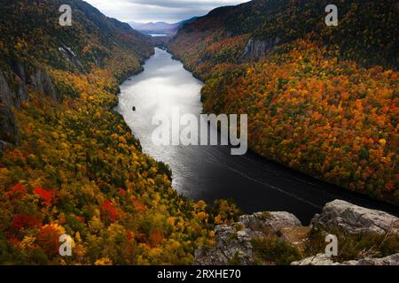 Blick auf den Lower Ausable Lake vom Indian Head im Herbst, mit leuchtenden Herbstfarben auf den Bäumen im Adirondack Park, New York, USA Stockfoto