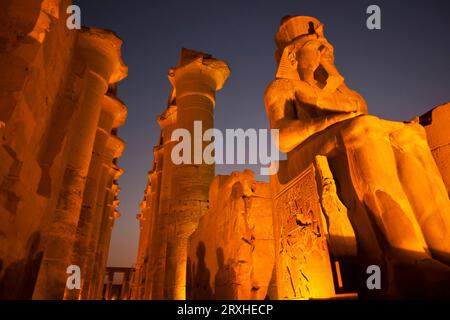 Luxor Tempel mit antiken Säulen und Skulpturen in Luxor, Ägypten. Luxor, Ägypten Stockfoto