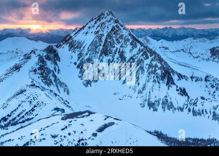 Schneebedeckter Castle Peak in Idahos Sawtooth Wilderness; Idaho, Vereinigte Staaten von Amerika Stockfoto