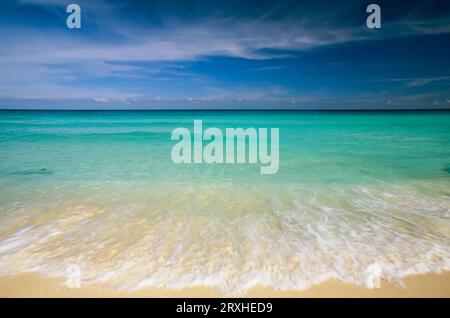 Klares, blaues Wasser und schimmernde Wolken am Strand von Cancun; Cancun, Mexiko Stockfoto