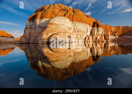 Klippen mit hellen Kalzitablagerungen, die einst durch das Wasser gelaufen sind, in der Nähe des Clear Creek Canyon, Escalante River, Utah, USA; Utah, Vereinigte Staaten von Amerika Stockfoto