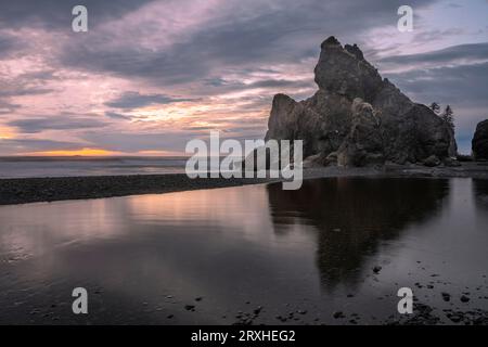 Felsformation, die eine Insel nahe der Küste entlang der Pazifikküste am Ruby Beach während des Sonnenuntergangs im Olympic National Park bei Kalaloch bildet Stockfoto