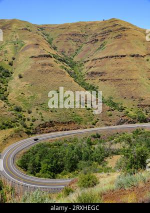 Ein Auto, das auf einem kurvigen Abschnitt des Highway 129 in Ost-Washington nahe der Grenze zu Oregon abbiegt; Clarkston, Washington, Vereinigte Staaten von Amerika Stockfoto