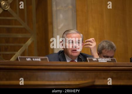 US-Senator Robert Menendez (D-NJ), Vorsitzender des Ausschusses für Außenbeziehungen des Senats, hielt die Eröffnungserklärung während der Anhörung zum Thema „Syrien nach Genf: Nächste Schritte für die US-Politik“ am 26. März 2014. Der demokratische Senator Bob Menendez aus New Jersey blieb trotzig, nachdem er Ende september 2023 wegen Bestechung angeklagt worden war, und sagte, dass er glaubt, entlastet zu werden, als er auf einige der von Staatsanwälten aufgezeigten konkreten Anklagen und Beweise reagierte. Stockfoto