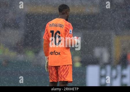 Mailand, Italien, 16. September 2023. Mike Maignan vom AC Mailand schaut beim Spiel der Serie A im Mailänder Giuseppe Meazza durch starken Regen. Auf dem Bild sollte stehen: Jonathan Moscrop / Sportimage Stockfoto