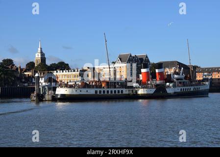 PS Waverley, der letzte Paddeldampfer im Ozean, bei Sonnenaufgang am Gravesend Town Pier, dem ältesten gusseisernen Pier der Welt. Stockfoto