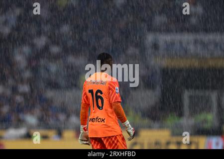 Mailand, Italien, 16. September 2023. Mike Maignan vom AC Mailand schaut beim Spiel der Serie A im Mailänder Giuseppe Meazza durch starken Regen. Auf dem Bild sollte stehen: Jonathan Moscrop / Sportimage Stockfoto