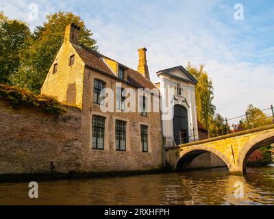 Brücke und Eingangstor zum Begijnhof oder Beguinage in Brügge, Belgien Stockfoto