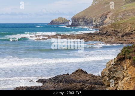 Ein Blick auf den Pentire Point in North Cornwall, England, Großbritannien, von der Landzunge oberhalb von Polzeath an einem hellen Sommertag. Stockfoto