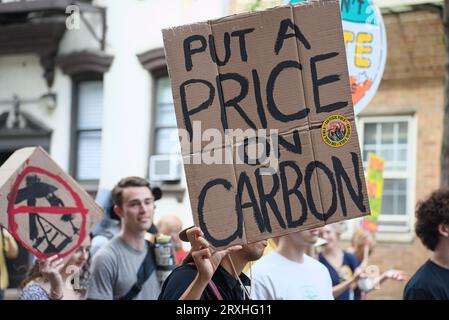 New York, NY - 17. September 2023: Plakat der Demonstranten, das CO2-Steuern im Gegensatz zu großen Ölverschmutzern unterstützt, die für den Klimawandel verantwortlich sind Stockfoto