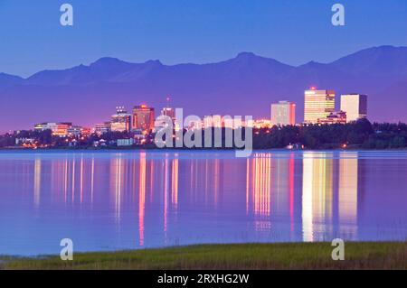 Blick auf die Skyline der Innenstadt von Anchorage über Knik Arm W/Reflexion @ Sunset Yunan Alaska Sommer Stockfoto