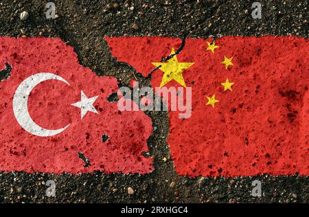 Auf dem Bürgersteig sind die Flaggen der Türkei und Chinas als Symbol der Konfrontation zu sehen. Konzeptionelles Bild. Stockfoto