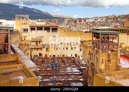 Fez, Marokko - Januar 202019: Blick auf die Ledergerberei auf dem Dach eines Gebäudes in der Medina. Stockfoto