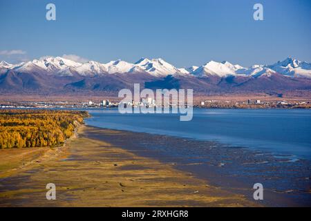 Aus Der Vogelperspektive Der Anchorage Skyline Mit Blick Nach Südosten Von Point Mackenzie Über Knik Arm Mit Den Chugach Mountains Im Hintergrund Während Des Herbstes... Stockfoto