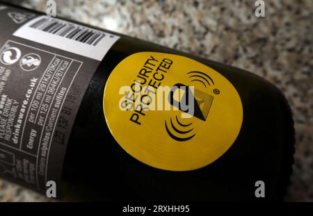 RFID Security Protected Supermarket Alcohol Wine Product, England, Großbritannien, UK, WA4 2SJ Stockfoto