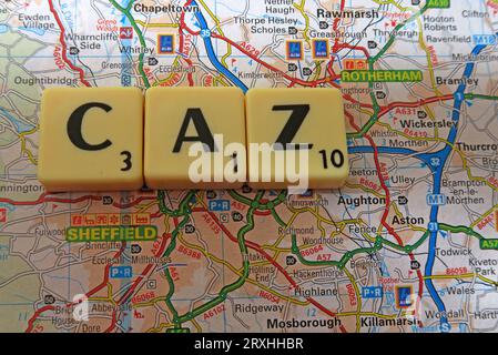 The Sheffield City CAZ Clean Air Zone - in Worten, Scrabble-Buchstaben auf einer Karte Stockfoto