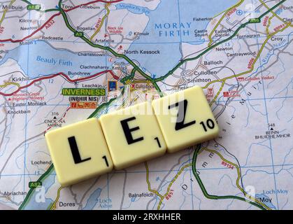 Inverness LEZ Low Emission Zone – in Worten, Scrabble-Buchstaben auf einer Karte Stockfoto