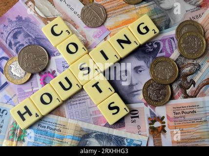 Wohnkosten - in Worten, Scrabble Briefe mit schottischen Sterling Bargeld, Schottland - zwanzig Pfund, zehn Pfund, fünf Pfund Stockfoto