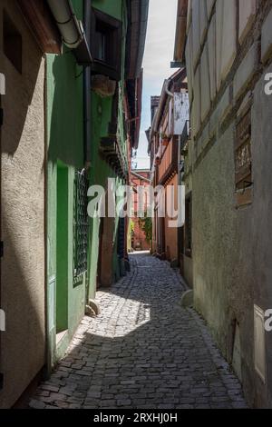 Die Weinstraße. Blick auf eine typische bunte Straße in der Innenstadt Stockfoto