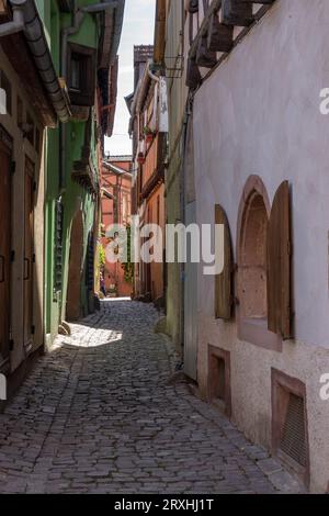 Die Weinstraße. Blick auf eine typische bunte Straße in der Innenstadt Stockfoto