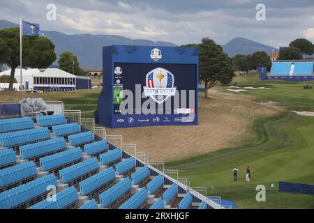 Rom, Italien. September 2023 25. ROM, Italien - 25.09.2023: Tribüne für Zuschauer, Riesenausstellung . Die Arbeiten für den Ryder Cup 2023 in Rom im Marco Simeoni Golf e Country Club in Rom sind in Arbeit. Quelle: Unabhängige Fotoagentur/Alamy Live News Stockfoto