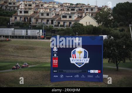 Rom, Italien. September 2023 25. ROM, Italien - 25.09.2023: Riesenausstellung auf dem Rasen. Die Arbeiten für den Ryder Cup 2023 in Rom im Marco Simeoni Golf e Country Club in Rom sind in Arbeit. Quelle: Unabhängige Fotoagentur/Alamy Live News Stockfoto