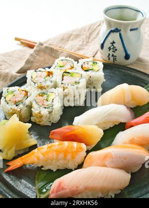 Nigiri-Sushi mit kalifornischem Brötchen und grünem Tee. Stockfoto